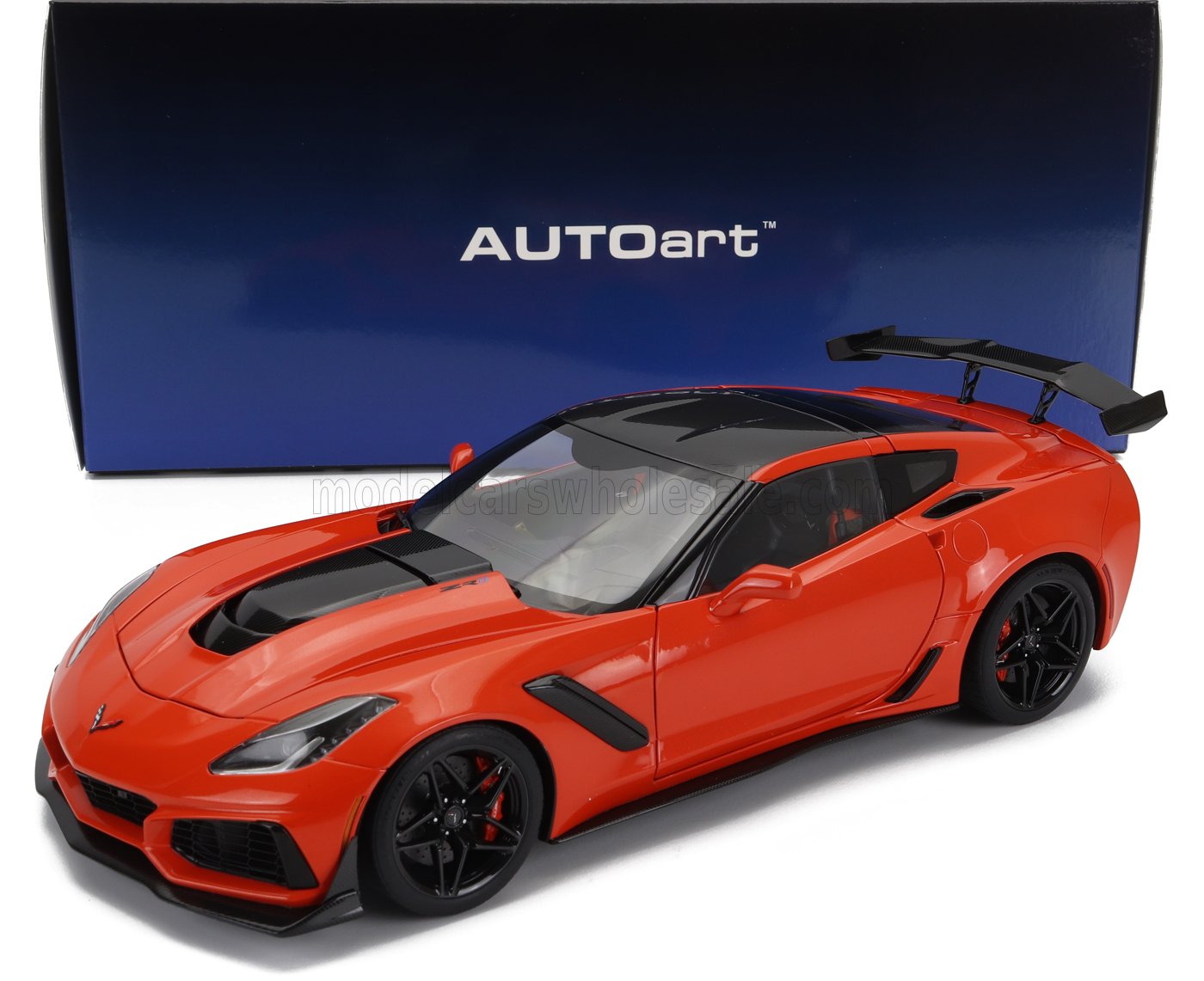 Coche de juguete AUTOart rojo con techo y alerón trasero negros, diseño deportivo detallado, disponible en Vroomi.