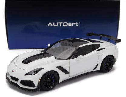Maqueta de coche Chevrolet Corvette ZR1 blanco con capó y alerón negros, expuesta delante de una caja azul de AUTOart, disponible en Vroomi.