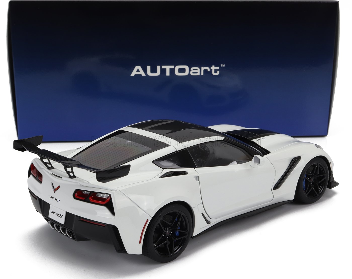 Maqueta del Chevrolet Corvette ZR1 blanco de AUTOart con detalles en negro, presentada en una caja azul de AUTOart, ahora disponible a través de Vroomi.