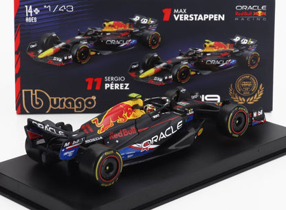 Maqueta de coche Red Bull F1 a escala 1/43 con detalles de Max Verstappen y Sergio Pérez, disponible en Vroomi.