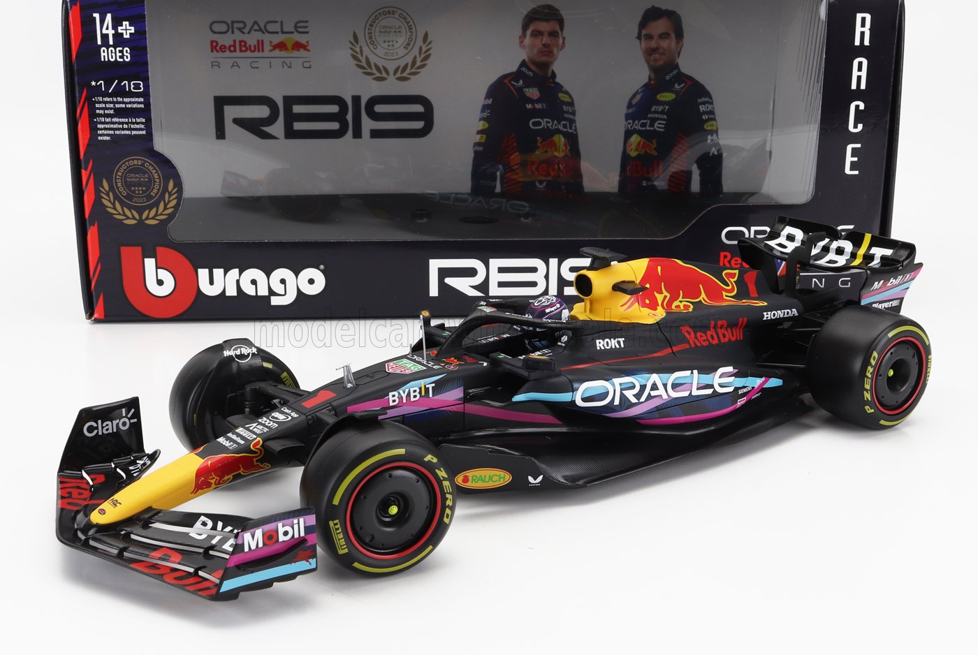 Maqueta a escala 1:18 del coche de Fórmula 1 Red Bull con la marca Oracle y Honda, disponible en Vroomi.