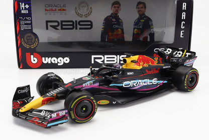 Maqueta a escala 1:18 del coche de Fórmula 1 Red Bull con la marca Oracle y Honda, disponible en Vroomi.