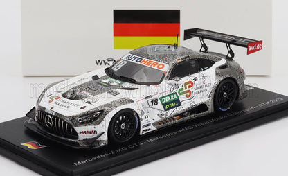 Modelo de coche de carreras Mercedes-AMG GT3 DTM 2022 con bandera alemana y patrocinadores detallados, disponible en Vroomi.