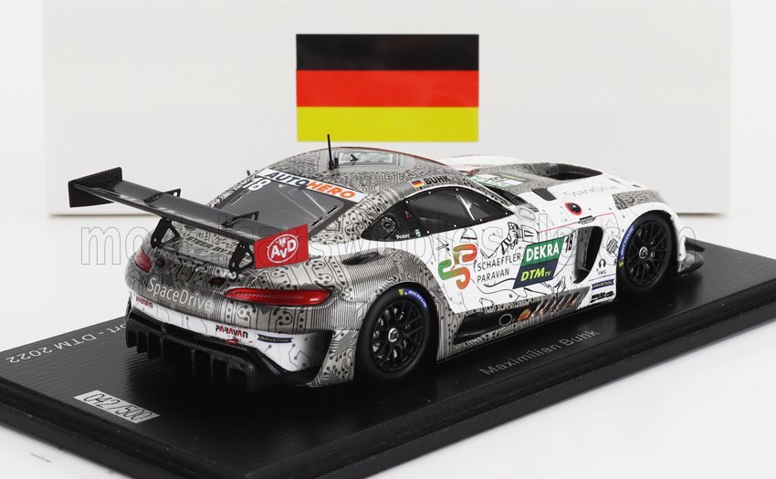 Maqueta a escala del coche de carreras DTM 2022 de Maximilian Buhk con la bandera alemana, disponible en Vroomi.