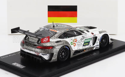 Maqueta a escala del coche de carreras DTM 2022 de Maximilian Buhk con la bandera alemana, disponible en Vroomi.