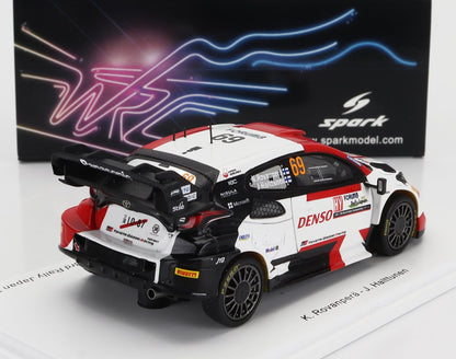 Maqueta del Toyota Gazoo Racing Yaris WRC con colores rojo, blanco y negro, calcomanías detalladas, en plataforma de exposición, disponible en Vroomi.