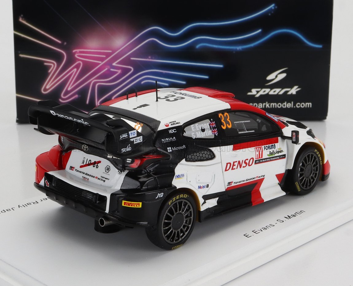Modelo de coche de rally Toyota Gazoo Racing a escala 1:43 con detalladas calcomanías de patrocinadores, disponible en Vroomi.