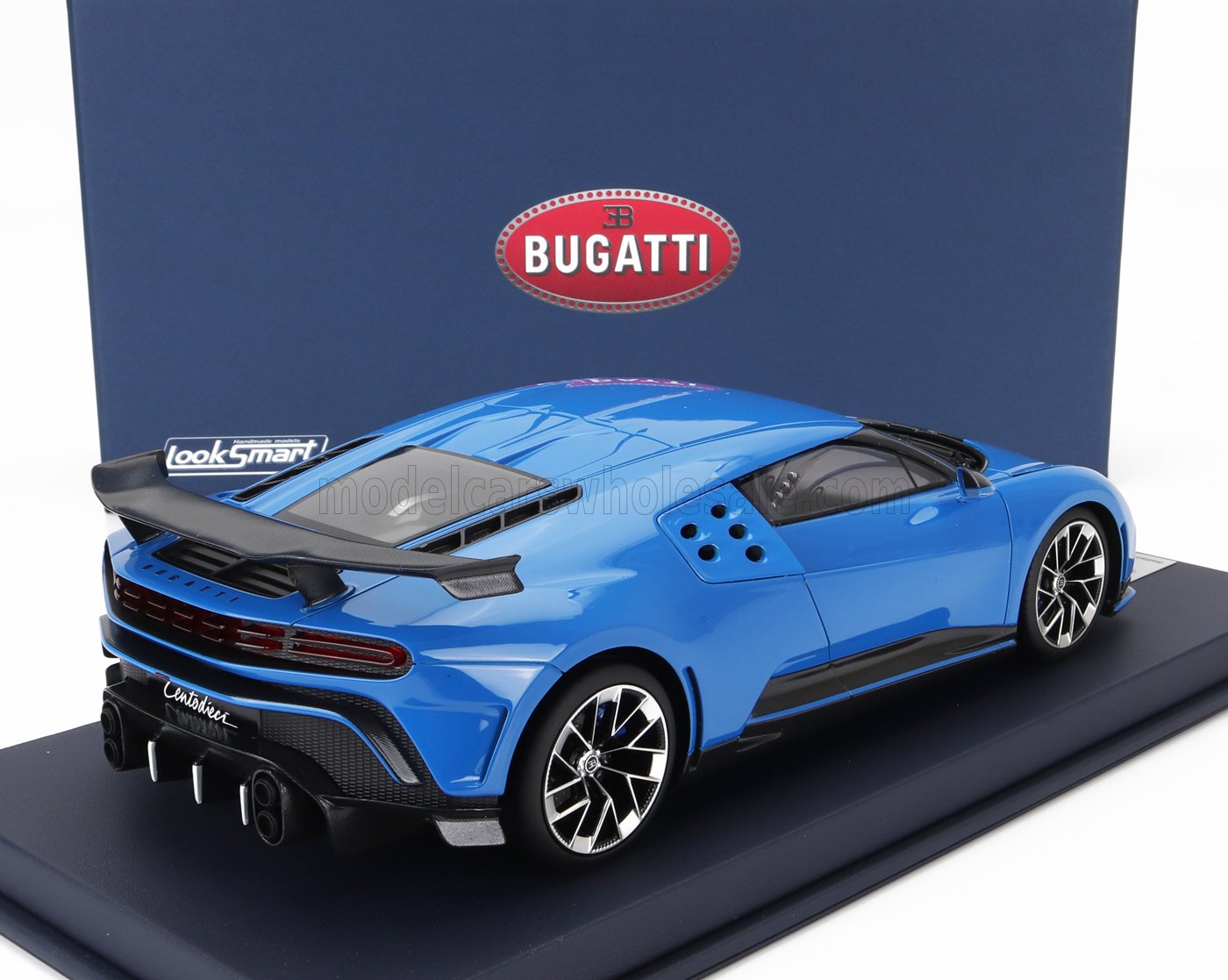 Modelo de coche Bugatti Centodieci azul de LookSmart expuesto con un fondo con la marca Bugatti, vendido en Vroomi.