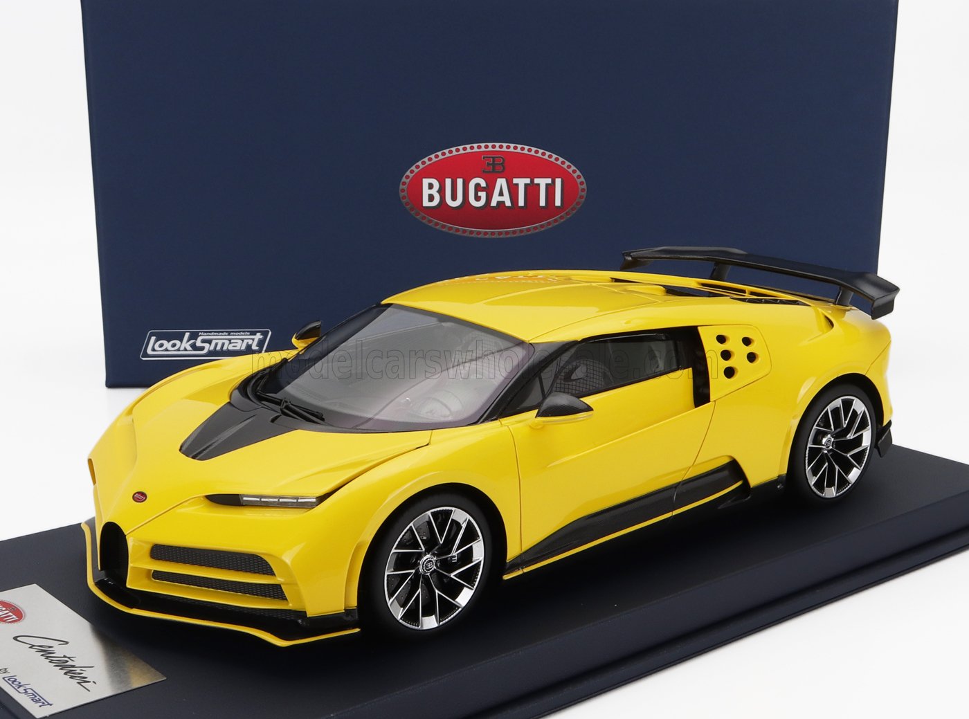 Maqueta de coche Bugatti Chiron amarillo con detalles en negro en exposición, ahora disponible a través de Vroomi.