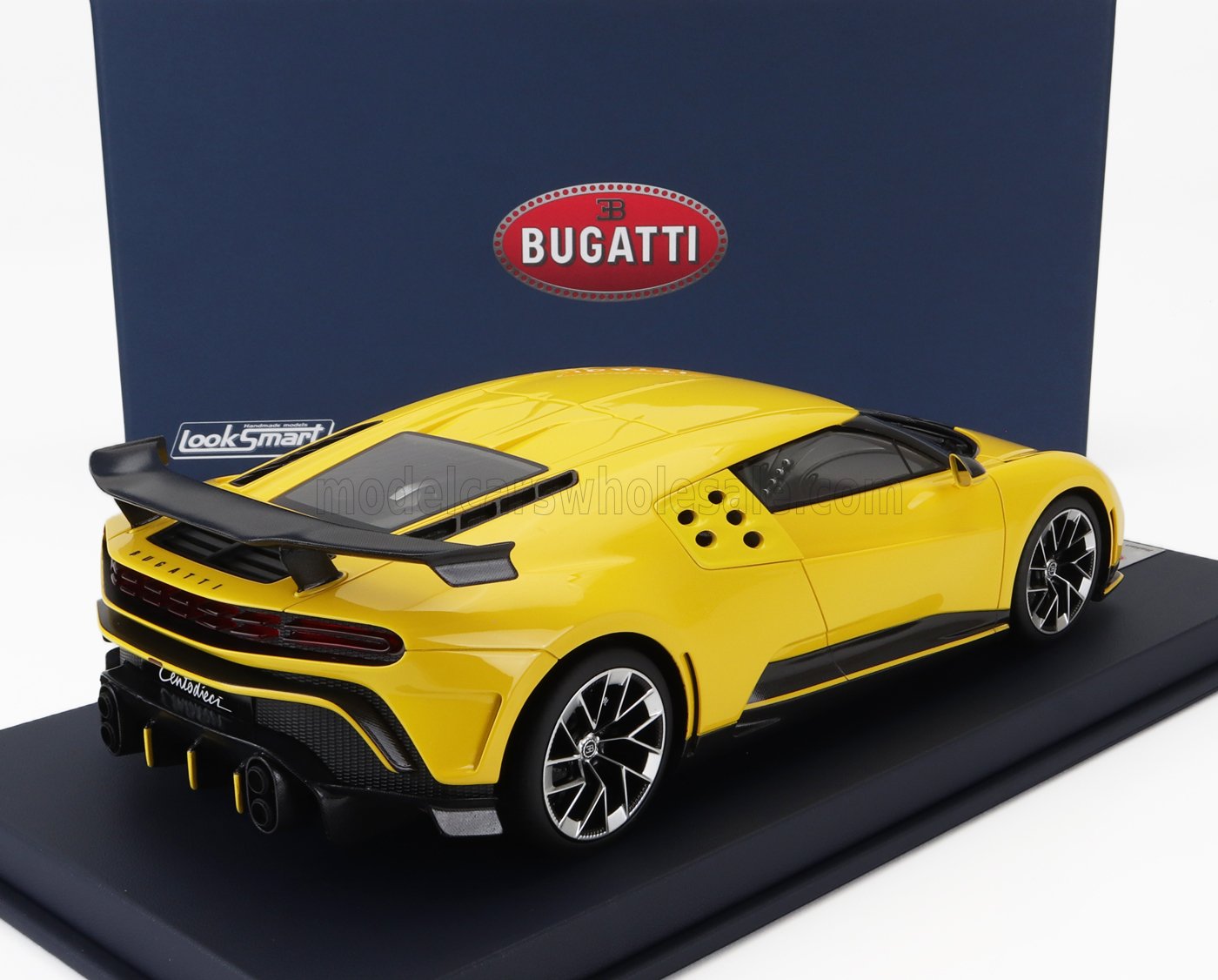 Modelo de coche Bugatti Chiron amarillo con alerón negro y diseño detallado, expuesto con los logotipos de Bugatti y LookSmart, ahora accesible a través de Vroomi.