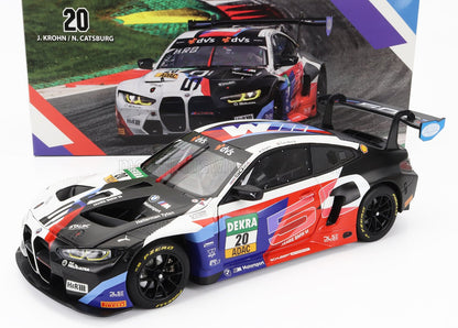 Modelo de coche de carreras BMW M4 GT3 a escala 1:18 con decoración en rojo, azul y negro, 20 calcomanías DEKRA ADAC, disponible en Vroomi.