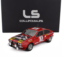 Coche de rally Alfa Romeo rojo con adhesivos de patrocinadores y luces delanteras, expuesto con caja LS Collectibles, a la venta en Vroomi.