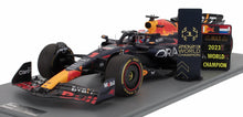 RED BULL  F1 RB19 EQUIPO ORACLE RED BULL N.º 1 CAMPEÓN DEL MUNDO 2.ª CARRERA SPRINT GP DE QATAR CON PIT BOARD 2023 MAX VERSTAPPEN - AZUL MATTE - Vroomi