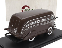 Modelo vintage de furgoneta de reparto de Brown Wisconsin Ice & Coal Co. con neumáticos de banda blanca, disponible en Vroomi.