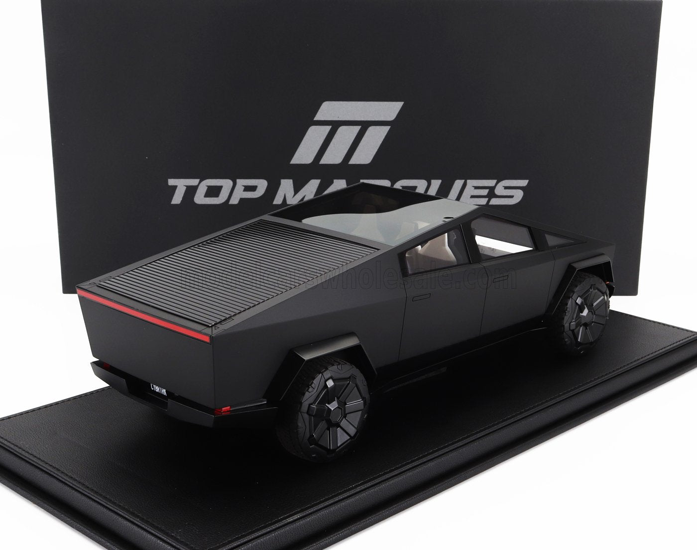 Maqueta en negro mate del Tesla Cybertruck expuesta sobre una base negra con caja Top Marques, disponible en Vroomi.