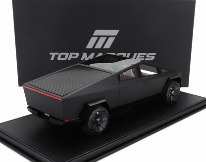 Maqueta en negro mate del Tesla Cybertruck expuesta sobre una base negra con caja Top Marques, disponible en Vroomi.