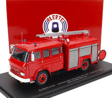 Modelo de camión de bomberos Red Saviem SM7 Rocher con escalera sobre base negra, disponible en la plataforma Vroomi.