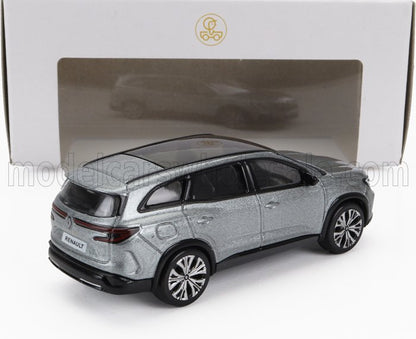 Maqueta de coche SUV Renault plateado con ruedas detalladas, expuesta con caja de embalaje, disponible en Vroomi.