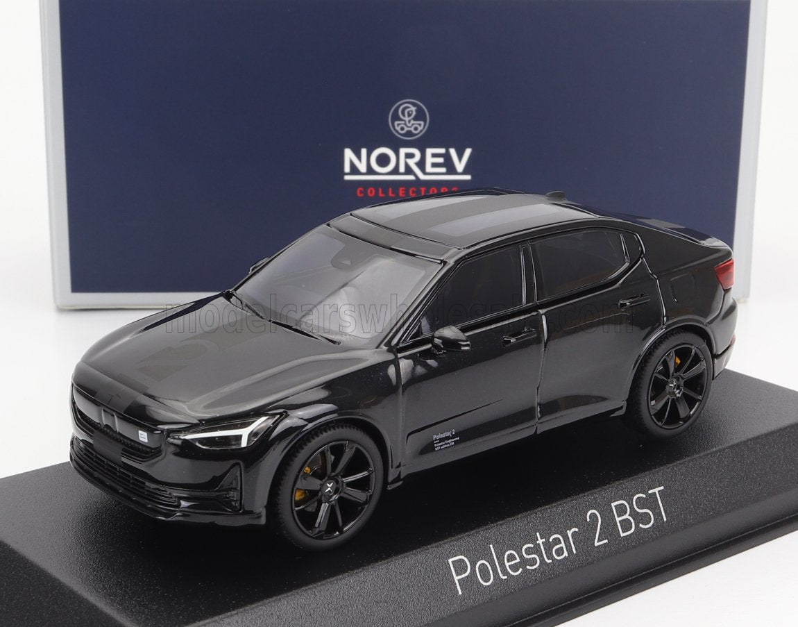 Maqueta del modelo Polestar 2 BST en negro sobre un expositor con fondo Norev Collector, disponible en Vroomi.