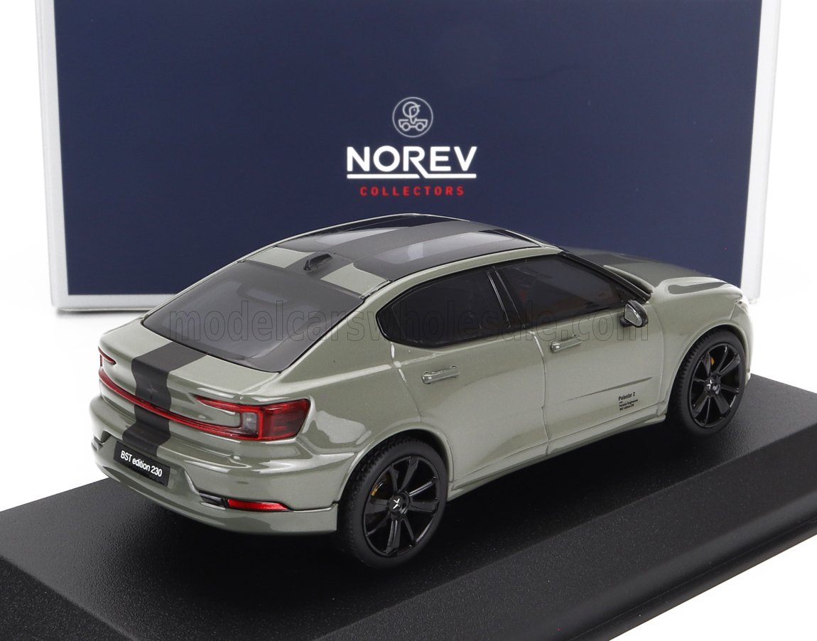 Modelo de coche Polestar 2 en verde mate con franja negra sobre un soporte de exposición de Norev Collectors, disponible en Vroomi.