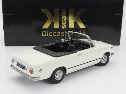Coche de juguete BMW 1600-2 descapotable blanco a escala 1:18, disponible en la plataforma Vroomi.
