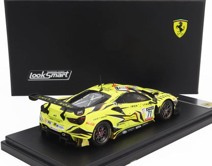 Modelo de coche de carreras Ferrari 488 GT3 de LookSmart en color amarillo hierro con detalles en negro, expuesto sobre una base negra, disponible a través de Vroomi.