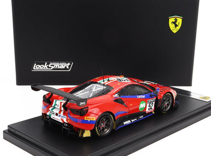 Modelo de coche de carreras Ferrari 488 GT3 rojo con adhesivos de competición, expuesto sobre una base negra, disponible en Vroomi.