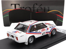 Coche de rally blanco, modelo a escala 1:43 con adhesivos de carreras, artículo de coleccionista disponible en este sitio web.