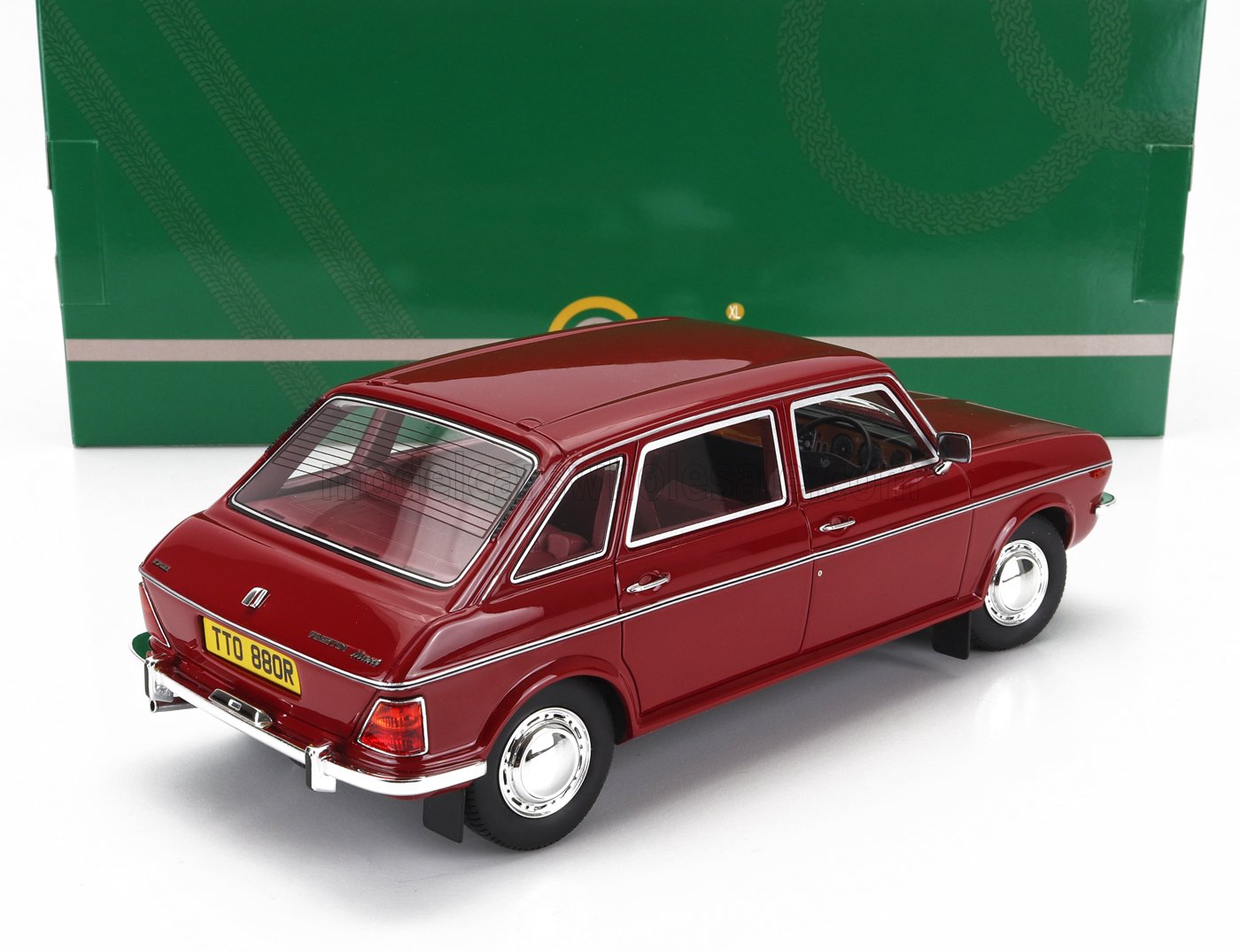 Maqueta clásica de coche a escala en color rojo, réplica de coleccionista ya disponible para su compra.