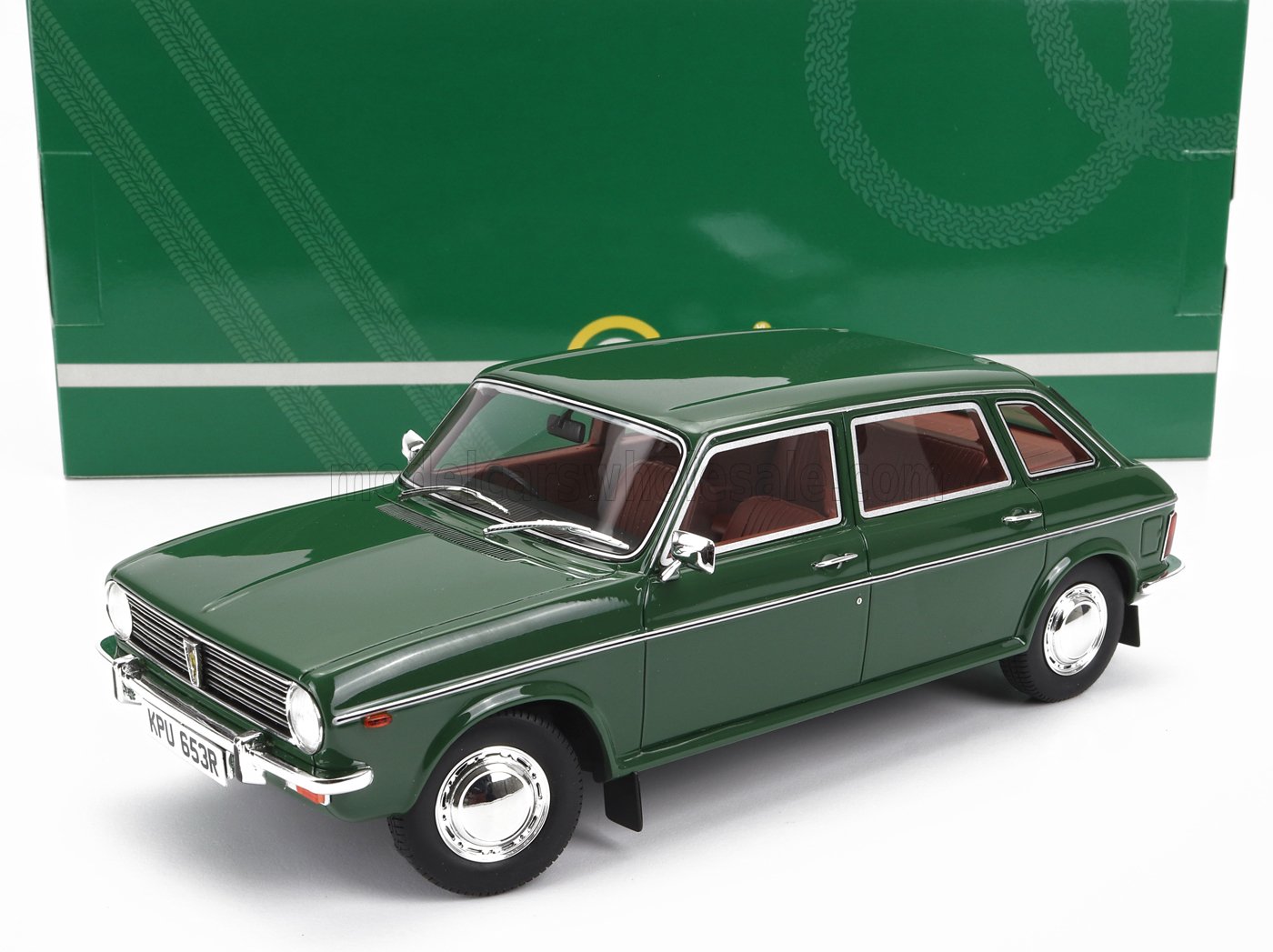 Clasico coche en miniatura verde con detalles cromados, ya disponible para coleccionistas en Vroomi.