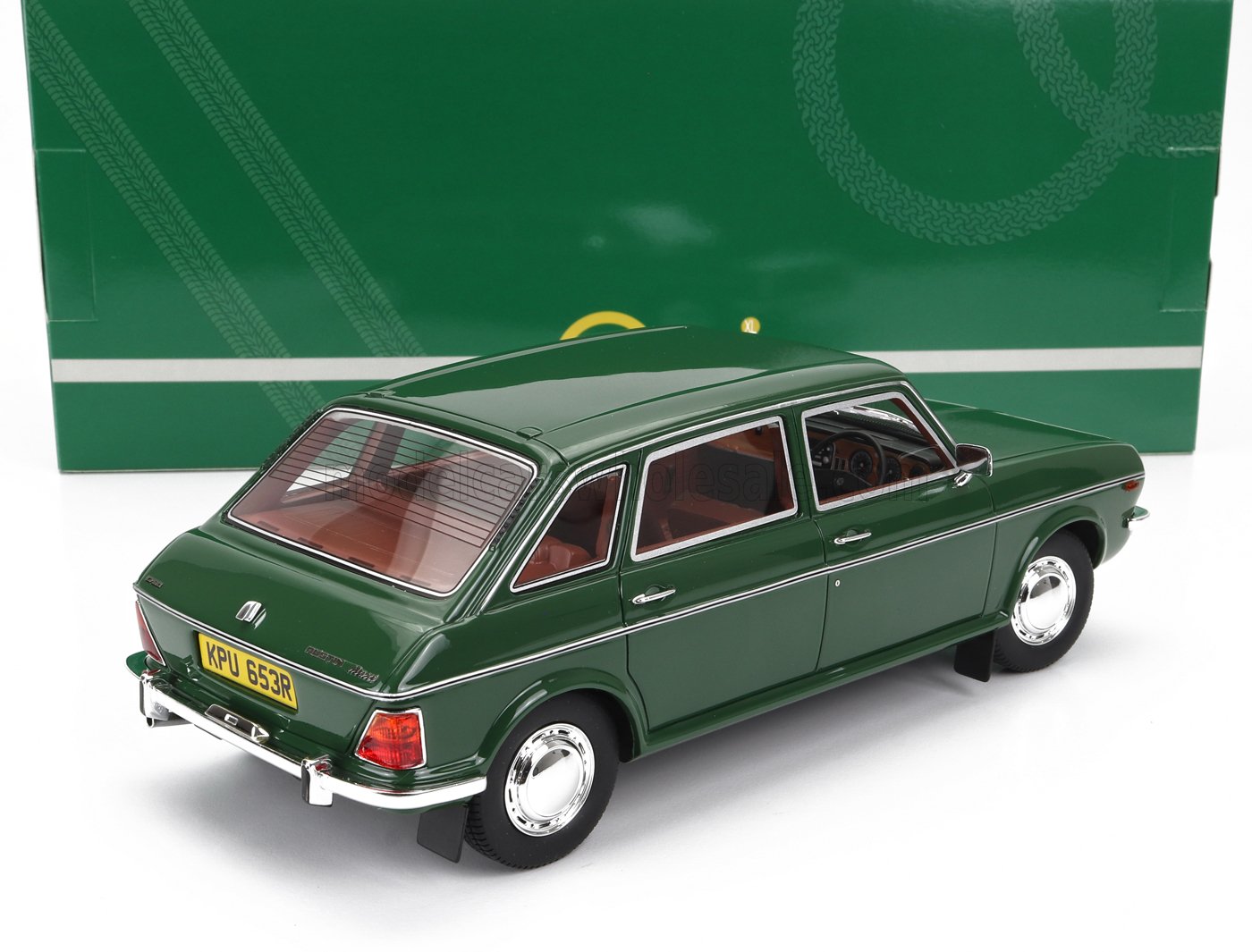 Coche clásico de color verde fabricado en metal fundido, vista trasera, cuatro puertas, ya disponible para coleccionistas.