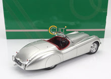 Maqueta de coche clásico roadster plateado con interior rojo, disponible para pedir online.