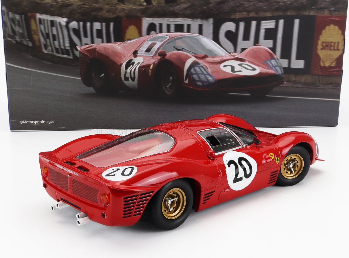 Modelo de coche de carreras Ferrari 330 P4 rojo con el número 20, detallado y disponible en Vroomi.