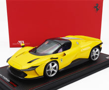 Coche a escala 1/18 Ferrari Daytona SP3 amarillo con caja expositora roja, disponible para coleccionistas en Vroomi.