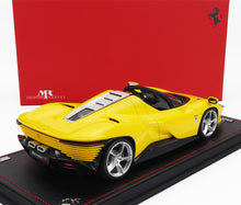 Coche a escala 1/18 de Ferrari Daytona SP3 en color amarillo, fabricado en metal fundido, disponible en Vroomi, con caja expositora roja.