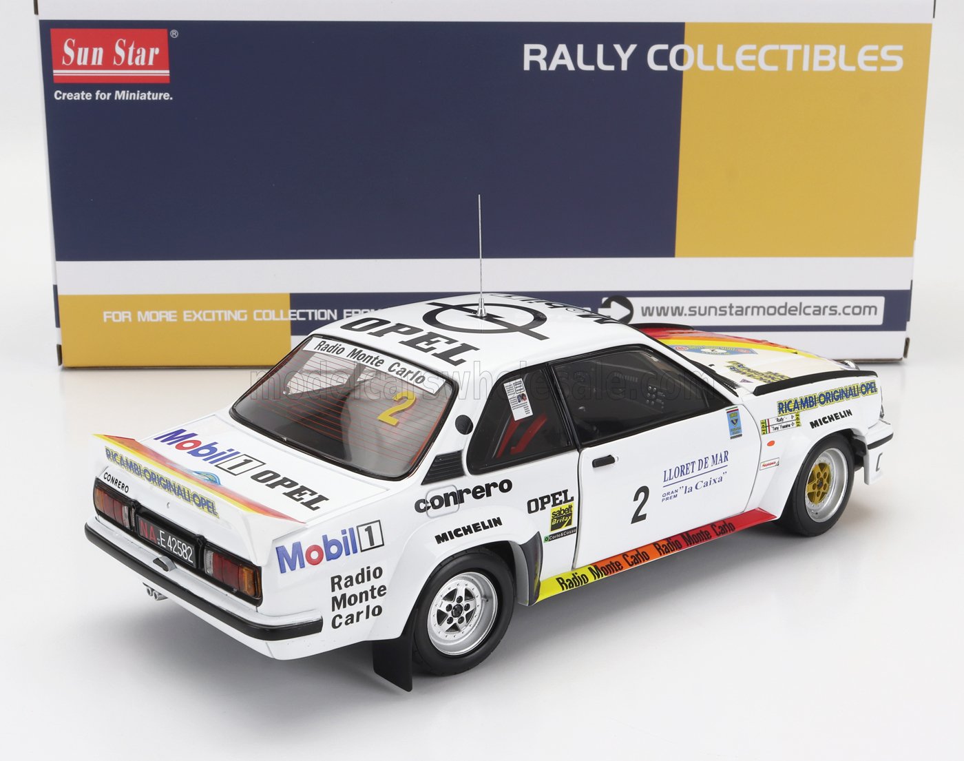 Modelo a escala 1/18 de un coche de rally Opel fabricado en metal fundido con calcomanías, caja Sun Star, a la venta en Vroomi.