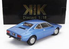 Coche en miniatura Ferrari 208 GT4 a escala 1:18 de color azul, presentado en una caja negra con la marca KK Scale, ahora disponible en Vroomi.