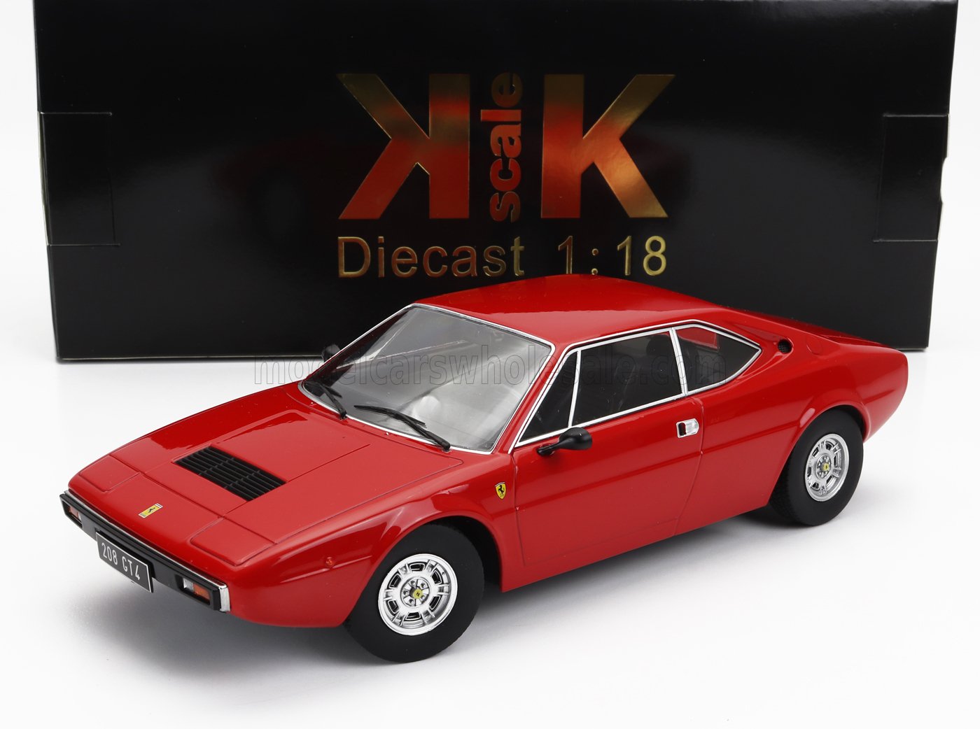 Coche de juguete Ferrari 208 GT4 rojo a escala 1:18 con caja CK Scale, disponible en Vroomi.