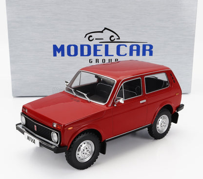 Coche a escala 1/18 de Red Niva fabricado en metal fundido con neumáticos e interior detallados, presentado en la exposición de ModelCar Group, disponible en Vroomi.