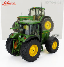 Modelo de tractor Schuco a escala 1:32, verde y amarillo, con piezas de metal y plástico, disponible en Vroomi.