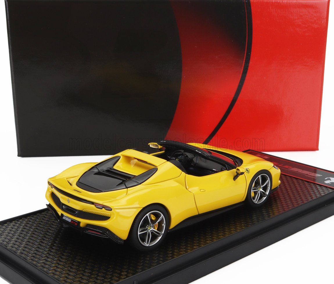 Modelo a escala amarillo de un coche deportivo Ferrari con detalles en negro, estilo descapotable, disponible en Vroomi.