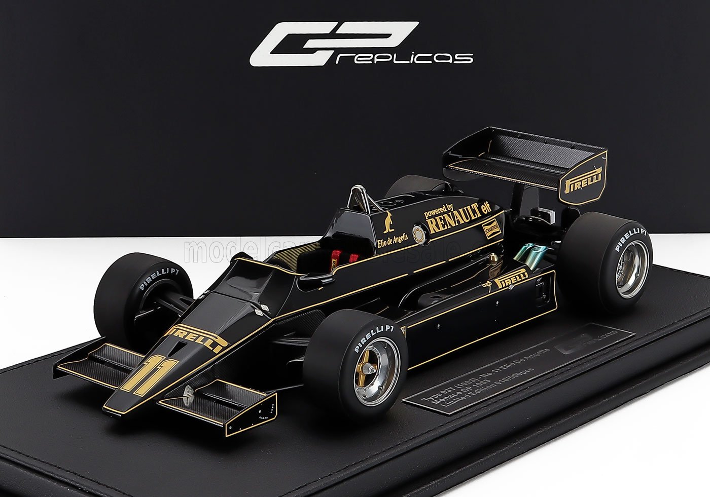 Modelo de coche de Fórmula 1 a escala 1/18 en negro y dorado disponible para coleccionistas en Vroomi.