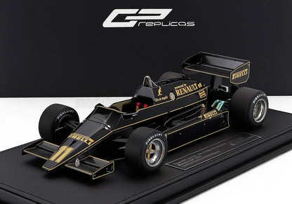 Modelo de coche de Fórmula 1 a escala 1/18 en negro y dorado disponible para coleccionistas en Vroomi.