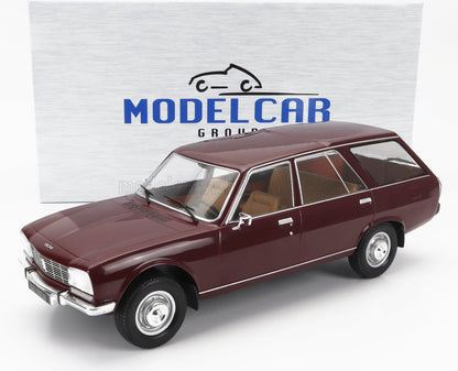 Maqueta a escala de un Peugeot 504 familiar vintage de color granate con interior detallado, presentada en una caja de Model Car Group, disponible en Vroomi.