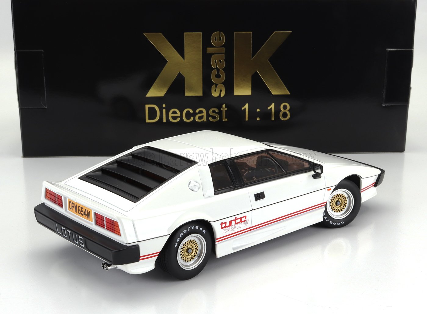 Modelo de coche White Lotus Turbo Esprit a escala 1:18 con ruedas doradas, mostrado con caja KK Scale negra, disponible a través de Vroomi.