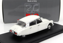 Maqueta de coche Citroën DS blanco expuesta sobre una base negra con embalaje BLS Made in Italy, también disponible en Vroomi.