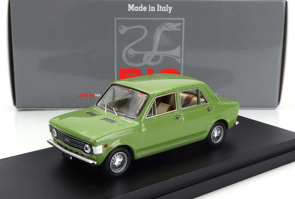 Coche de juguete Fiat 128 vintage verde expuesto en un soporte negro con embalaje «Made in Italy», disponible en Vroomi.