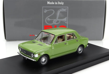 Coche de juguete Fiat 128 vintage verde expuesto en un soporte negro con embalaje «Made in Italy», disponible en Vroomi.