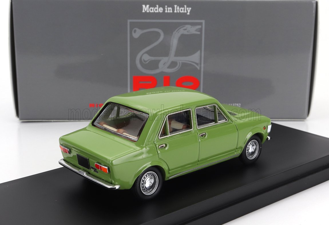 Coche clásico verde de 4 puertas sobre un expositor negro con caja gris PiQ Italy, a la venta en Vroomi.