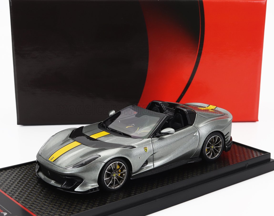 Maqueta de coche Ferrari gris a escala 1/18 con franja amarilla de carreras, objeto de colección disponible para su compra online.
